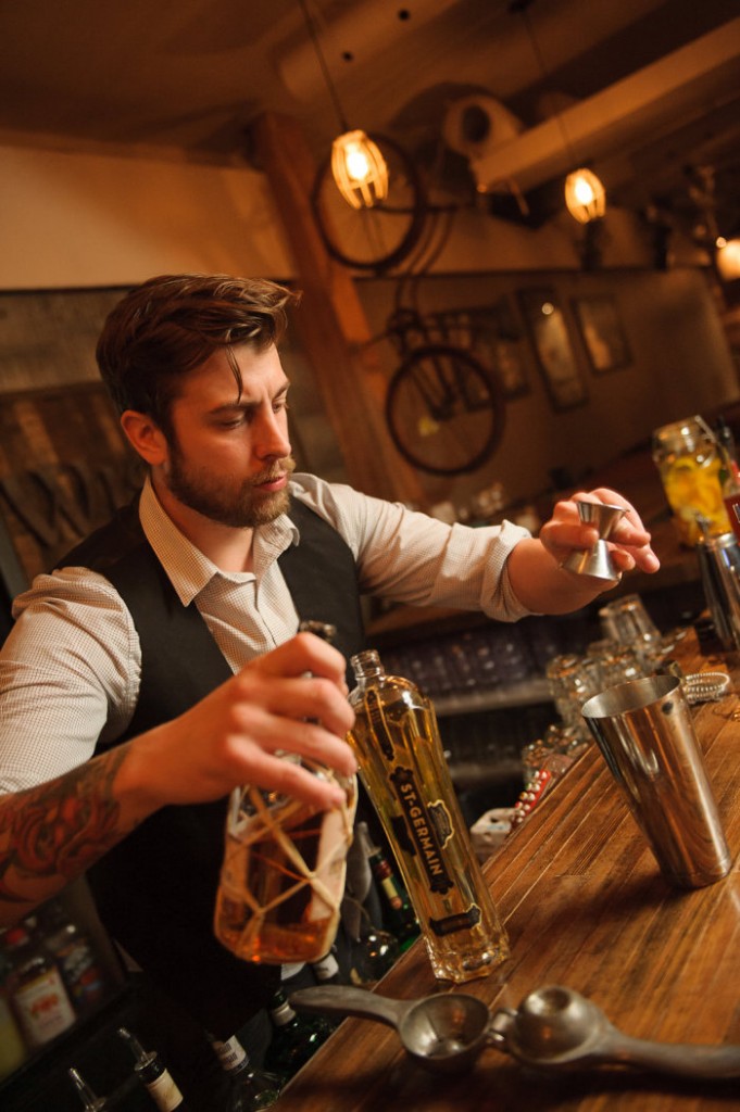 Jordan Douglas mixes up craft cocktails at The Foundry » Photo Syx Langemann